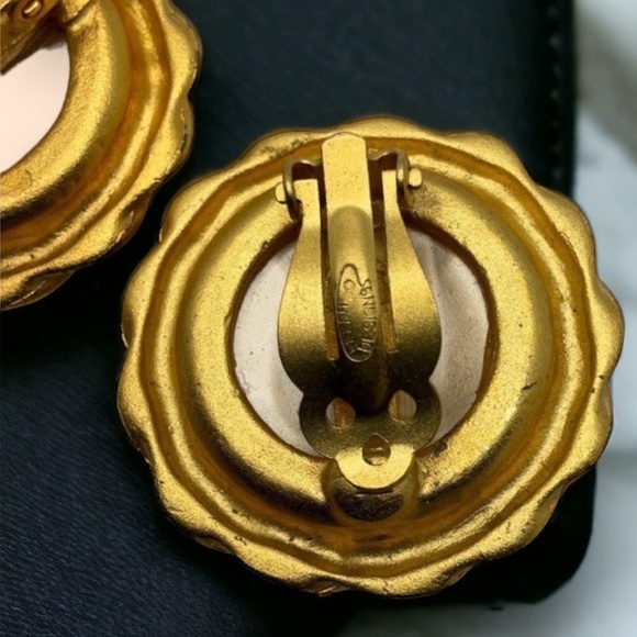 Vintage Ellen Designs Faux Button Pearl Gold Clip On Rope Disc Earrings - Picture 2 of 4